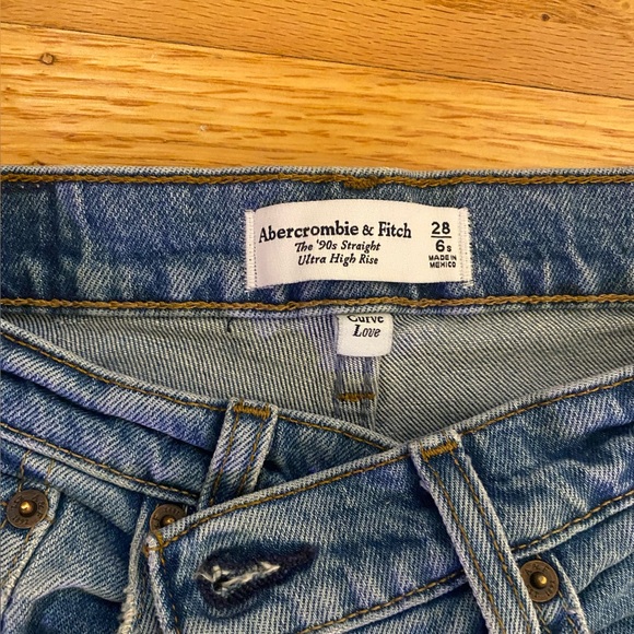 Abercrombie Ultra High Rise 90s Straight Jean, Size 28/6S - Picture 2 of 4